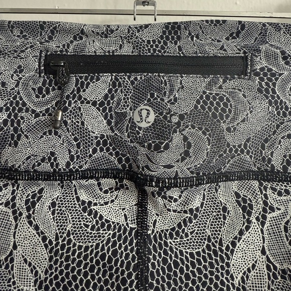Lululemon Wunder Under Full Length Leggings in a Black and White Pretty Lace 4 - Picture 7 of 8